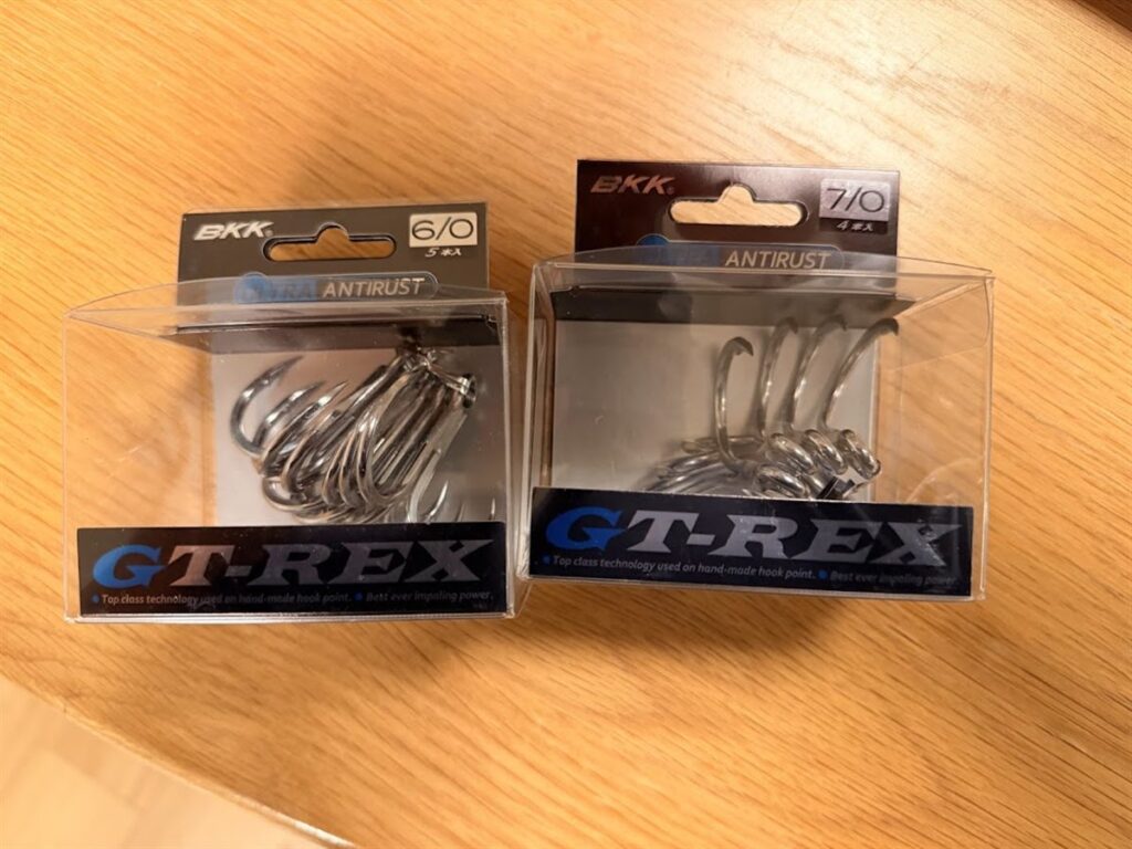 BKK GT REX 6/0（左・5本入）と7/0（右・4本入）のパッケージ。クロマグロキャスティング用に選んだトレブルフック。